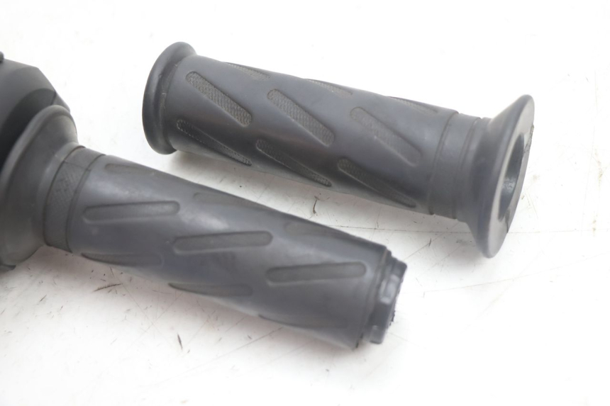 photo de RIGHT HANDLEBAR SWITCH PEUGEOT KISBEE 2T 50 (2010 - 2017) - Zoom on usage condition