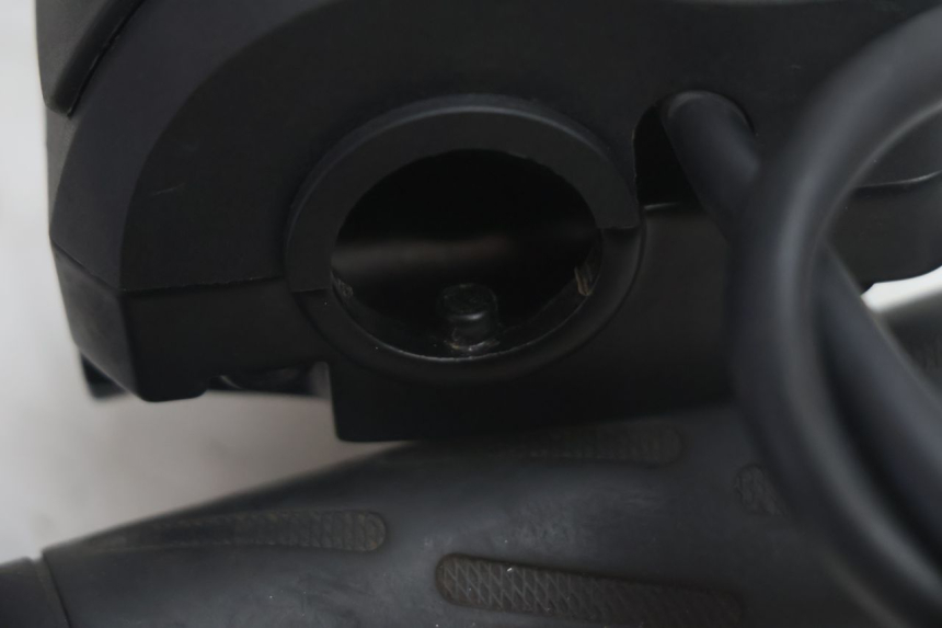photo de RIGHT HANDLEBAR SWITCH PEUGEOT KISBEE 2T 50 (2010 - 2017) - Surface and material condition