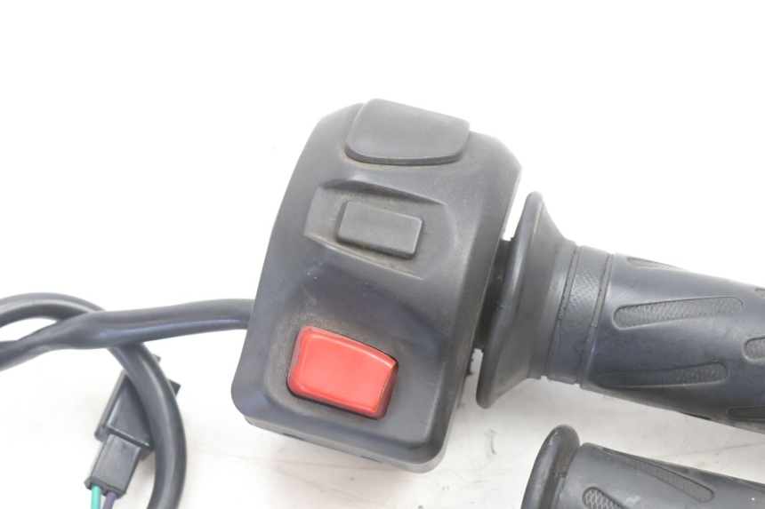 photo de RIGHT HANDLEBAR SWITCH PEUGEOT KISBEE 2T 50 (2010 - 2017) - Component detail