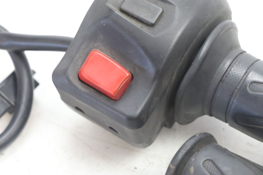 photo de RIGHT HANDLEBAR SWITCH PEUGEOT KISBEE 2T 50 (2010 - 2017) - Zoom on usage condition