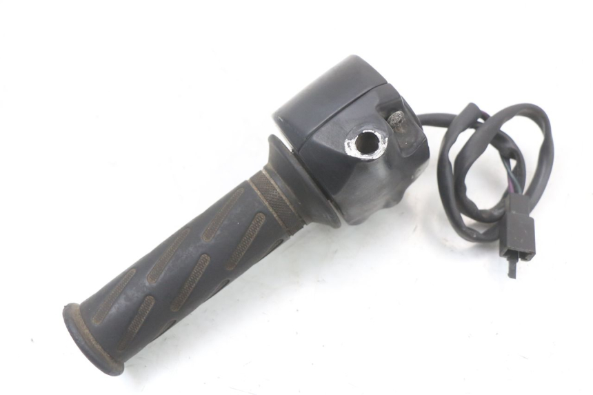 photo de RIGHT HANDLEBAR SWITCH PEUGEOT KISBEE 4T 50 (2010 - 2017) - Zoom on usage condition