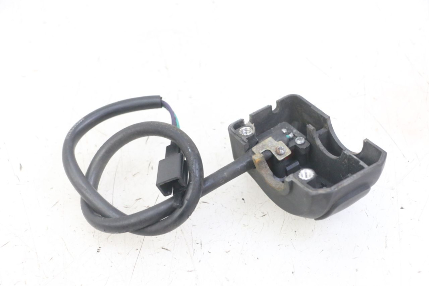 photo de RIGHT HANDLEBAR SWITCH PEUGEOT KISBEE 4T 50 (2018 - 2022) - Zoom on usage condition