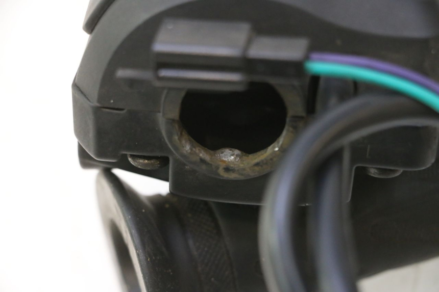photo de RIGHT SWITCH PEUGEOT KISBEE 4T 50 (2023 - 2026) - Zoom on usage condition