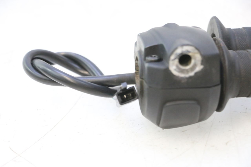 photo de RIGHT SWITCH PEUGEOT KISBEE 4T 50 (2023 - 2026) - Technical close-up