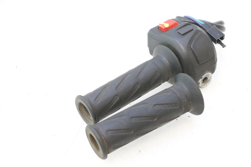 photo de RIGHT SWITCH PEUGEOT KISBEE 4T 50 (2023 - 2026) - Surface and material condition
