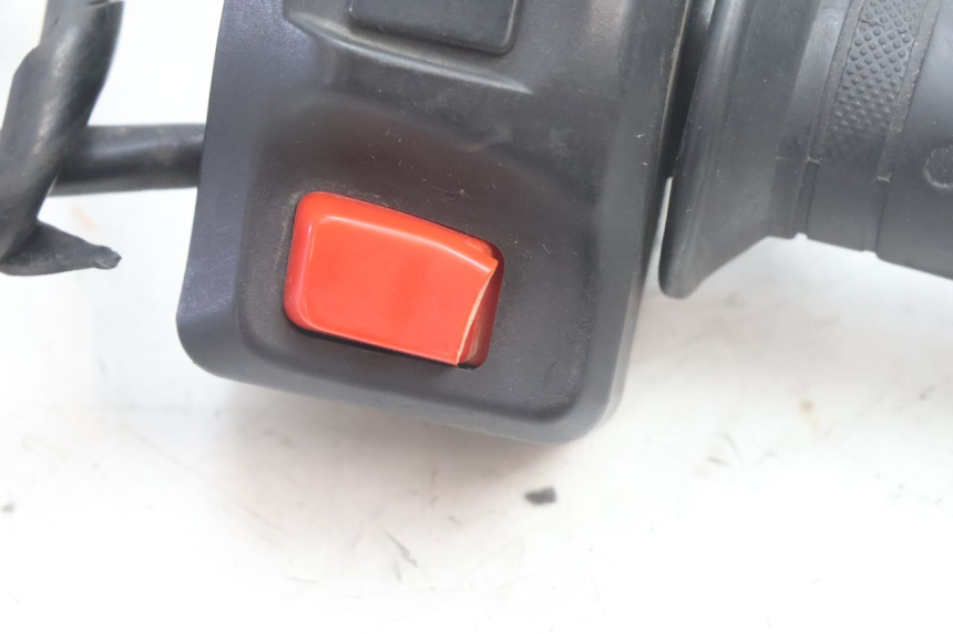 photo de RIGHT HANDLEBAR SWITCH PEUGEOT KISBEE 4T 50 (2010 - 2017) - Zoom on usage condition