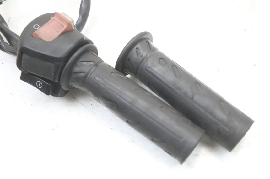 photo de RIGHT HANDLEBAR SWITCH KYMCO X-TOWN XTOWN 125 (2016 - 2021) - Zoom on usage condition