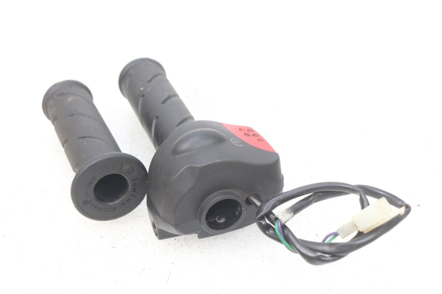 photo de RIGHT HANDLEBAR SWITCH PEUGEOT LUDIX 50 (2008 - 2017) - Alternative perspective