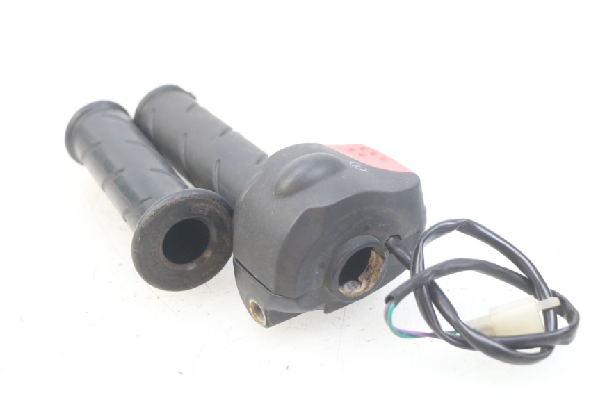 photo de RIGHT HANDLEBAR SWITCH PEUGEOT LUDIX 50 (2008 - 2017) - Alternative perspective