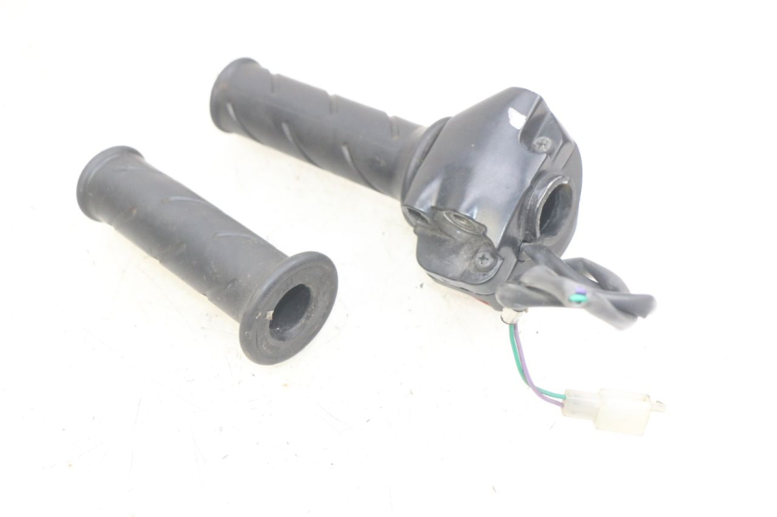 photo de RIGHT HANDLEBAR SWITCH PEUGEOT LUDIX 50 (2005 - 2007) - Component detail