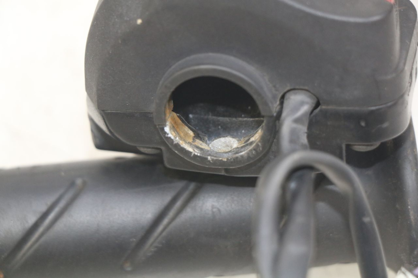 photo de RIGHT HANDLEBAR SWITCH PEUGEOT LUDIX 50 (2005 - 2007) - Zoom on usage condition