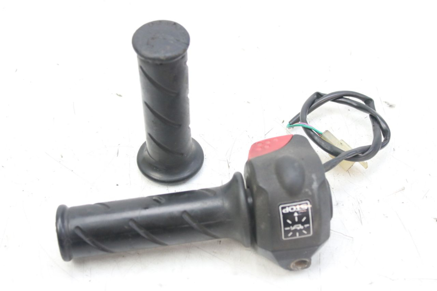 photo de RIGHT HANDLEBAR SWITCH PEUGEOT LUDIX 50 (2008 - 2017) - Alternative perspective