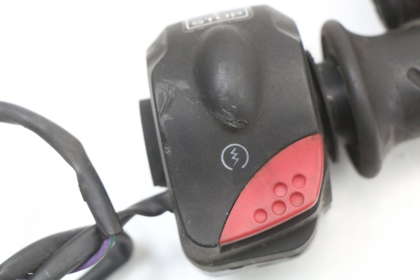 photo de RIGHT HANDLEBAR SWITCH PEUGEOT LUDIX 50 (2008 - 2017) - Alternative perspective