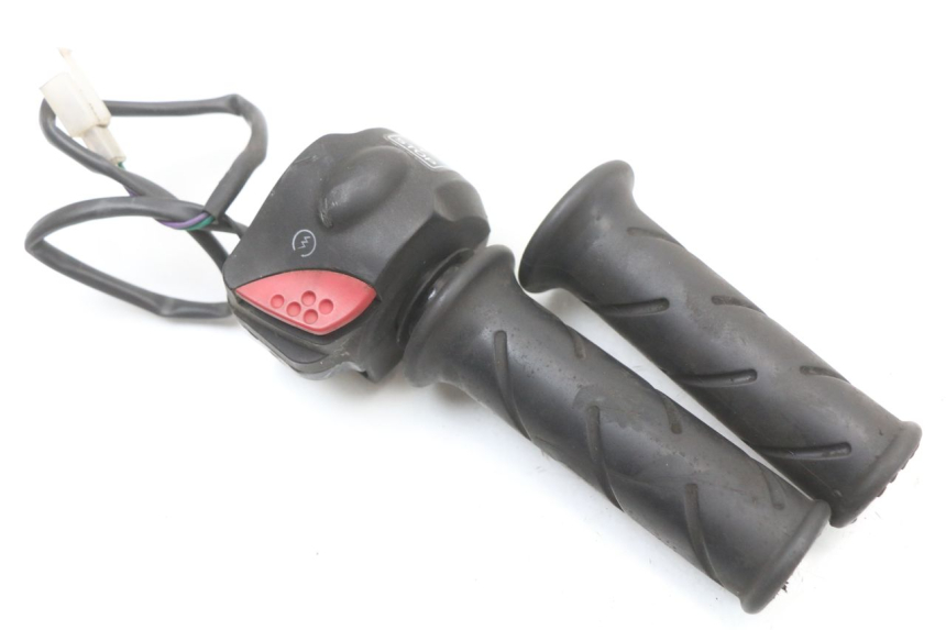 photo de RIGHT HANDLEBAR SWITCH PEUGEOT LUDIX 50 (2008 - 2017) - Technical close-up