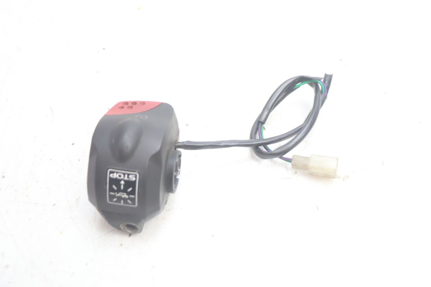 photo de RIGHT HANDLEBAR SWITCH PEUGEOT LUDIX 50 (2005 - 2007) - Zoom on usage condition