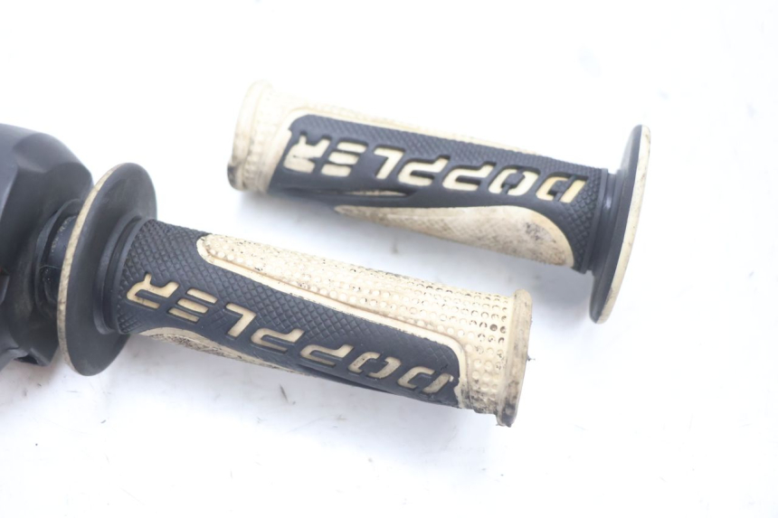 photo de RIGHT HANDLEBAR SWITCH PEUGEOT LUDIX SNAKE 2T 50 (2004 - 2014) - Zoom on usage condition