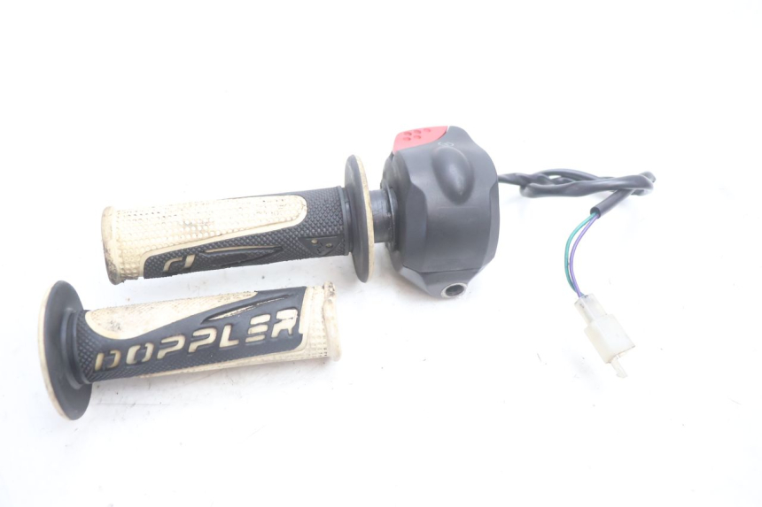 photo de RIGHT HANDLEBAR SWITCH PEUGEOT LUDIX SNAKE 2T 50 (2004 - 2014) - Alternative perspective