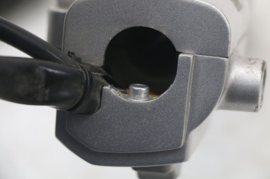 photo de RIGHT HANDLEBAR SWITCH SYM MIO 50 (2011 - 2017) - Surface and material condition