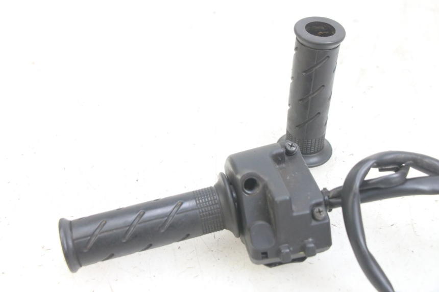 photo de RIGHT HANDLEBAR SWITCH HONDA PCX (JF47) 125 (2012 - 2013) - Zoom on usage condition