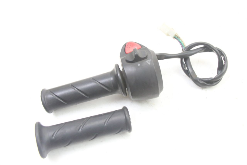 photo de RIGHT HANDLEBAR SWITCH PEUGEOT CITYSTAR 125 (2011 - 2017) - Zoom on usage condition