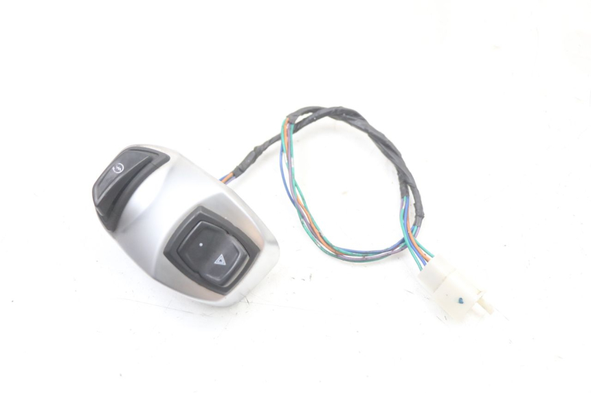 photo de RIGHT SWITCH PEUGEOT DJANGO 125 (2014 - 2017) - Zoom on usage condition