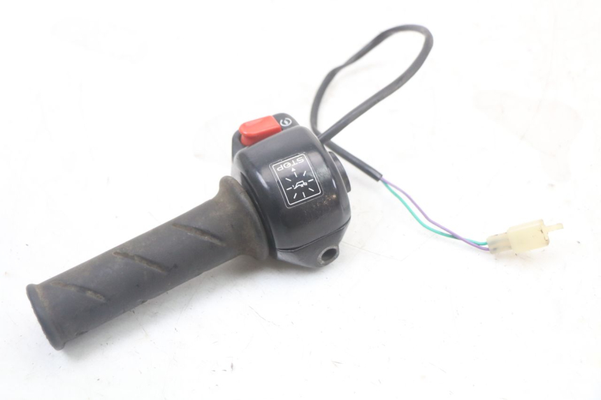 photo de RIGHT HANDLEBAR SWITCH PEUGEOT LUDIX 50 (2005 - 2007) - Alternative perspective