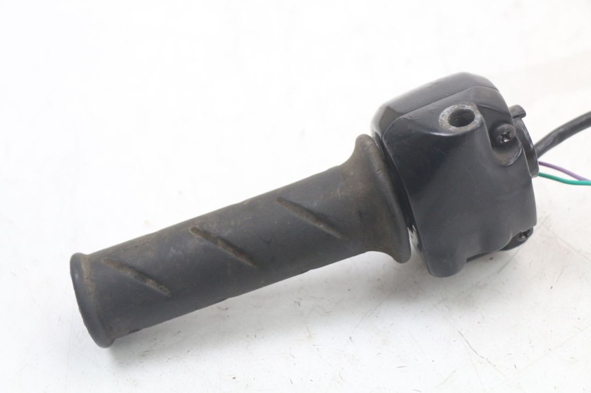 photo de RIGHT HANDLEBAR SWITCH PEUGEOT LUDIX 50 (2005 - 2007) - Fixing points details