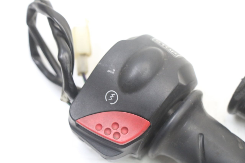 photo de RIGHT SWITCH PEUGEOT TREKKER TKR 50 (2005 - 2014) - Component detail