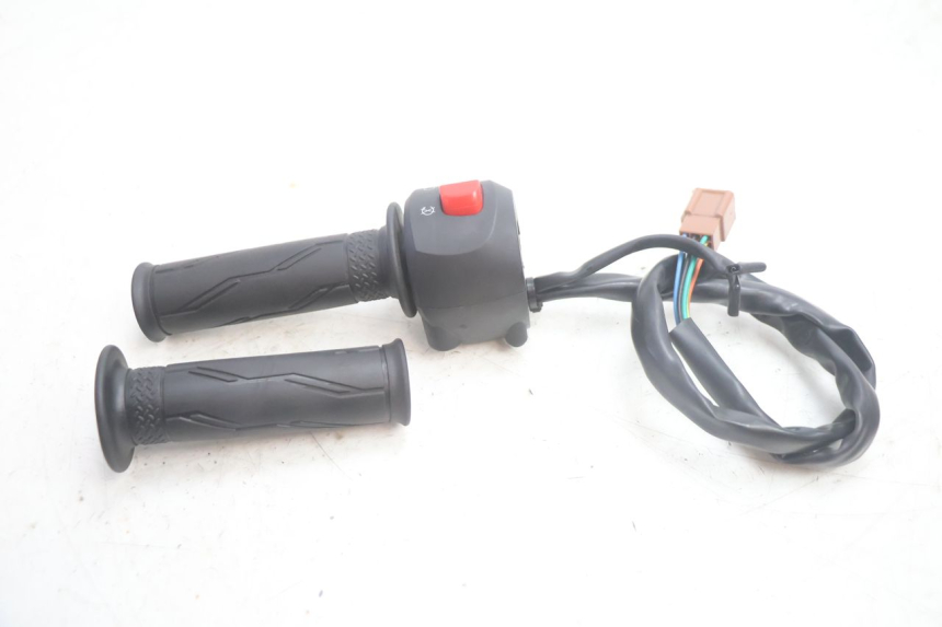 photo de RIGHT SWITCH JM MOTORS R-MAX TECH 50 (2024 - 2026) - Technical close-up