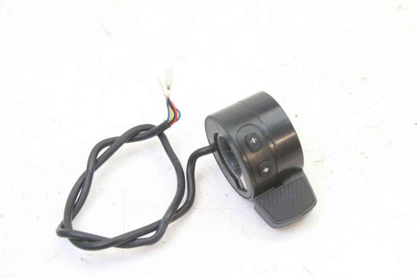 photo de RIGHT SWITCH PUNK ELECTRIC RIDER 1 - Zoom on usage condition