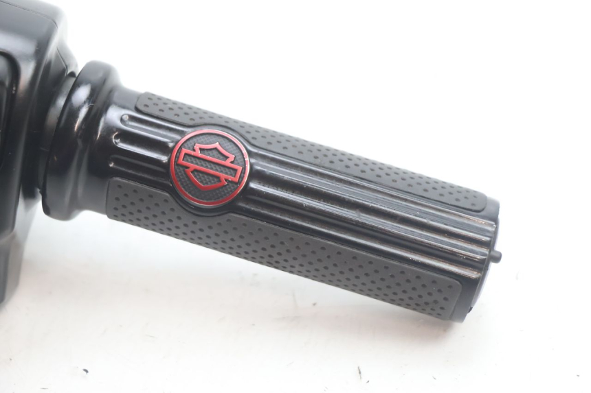 photo de RIGHT SWITCH HARLEY DAVIDSON ROAD GLIDE FLTRXSE 1920 (2018 - 2022) - Technical close-up