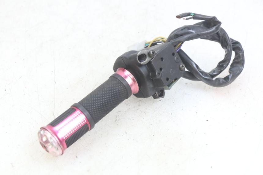 photo de RIGHT HANDLEBAR SWITCH YAMASAKI ROADSTER 50 (2013 - 2018) - Alternative perspective