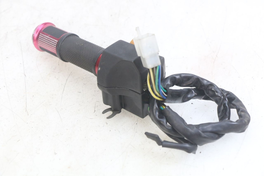 photo de RIGHT HANDLEBAR SWITCH YAMASAKI ROADSTER 50 (2013 - 2018) - Technical close-up