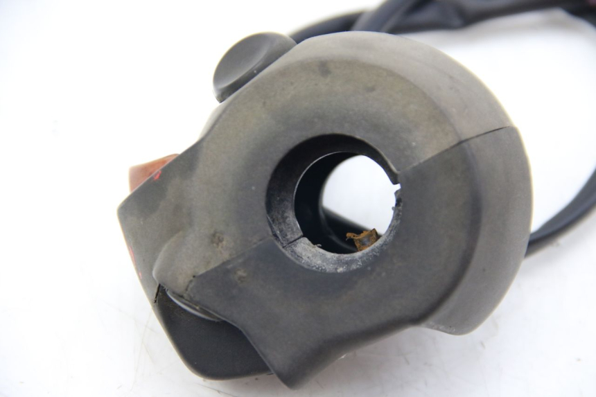 photo de RIGHT HANDLEBAR SWITCH PEUGEOT SATELIS COMPRESSOR K15 125 (2006 - 2009) - Zoom on usage condition