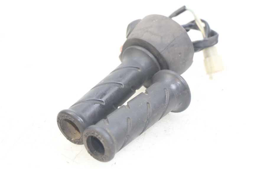 photo de RIGHT HANDLEBAR SWITCH PEUGEOT SATELIS 125 (2010 - 2012) - Fixing points details