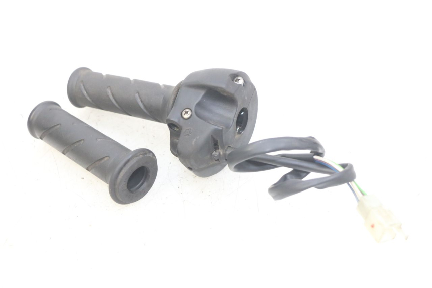 photo de RIGHT HANDLEBAR SWITCH PEUGEOT SATELIS 125 (2010 - 2012) - Technical close-up