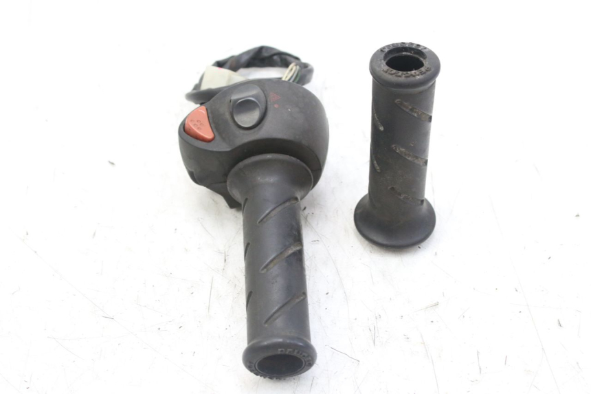 photo de RIGHT HANDLEBAR SWITCH PEUGEOT SATELIS 125 (2010 - 2012) - Zoom on usage condition