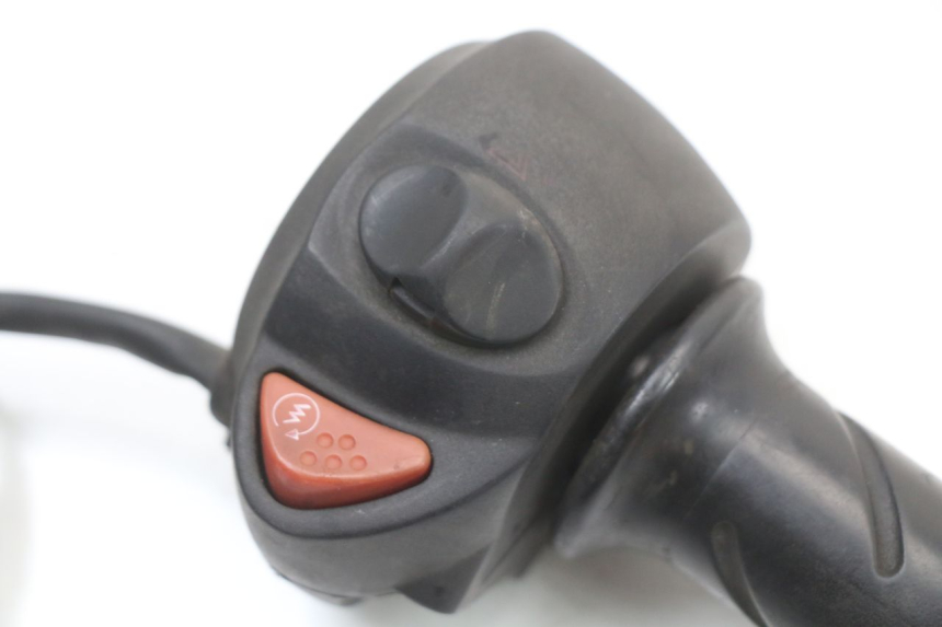photo de RIGHT HANDLEBAR SWITCH PEUGEOT SATELIS 125 (2010 - 2012) - Zoom on usage condition