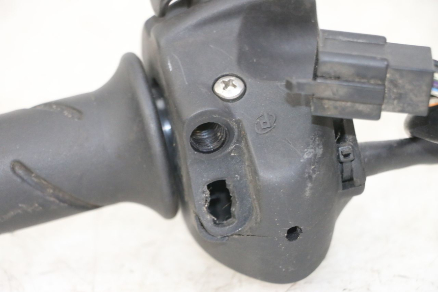 photo de RIGHT SWITCH PEUGEOT SATELIS 125 (2013 - 2018) - Alternative perspective