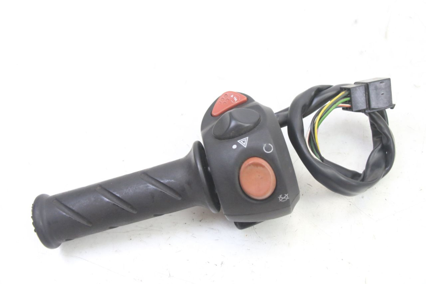 photo de RIGHT SWITCH PEUGEOT SATELIS 125 (2013 - 2018) - Zoom on usage condition