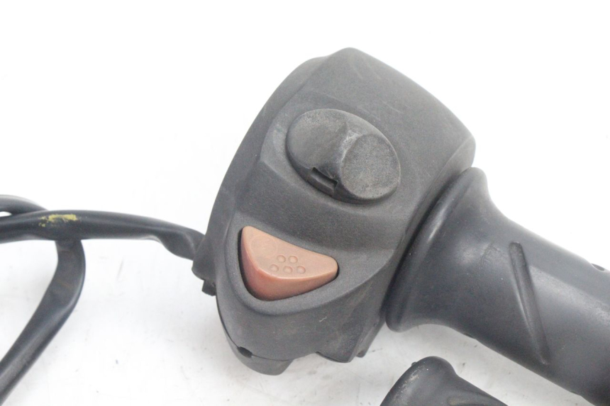 photo de RIGHT HANDLEBAR SWITCH PEUGEOT SATELIS 125 (2006 - 2009) - Zoom on usage condition
