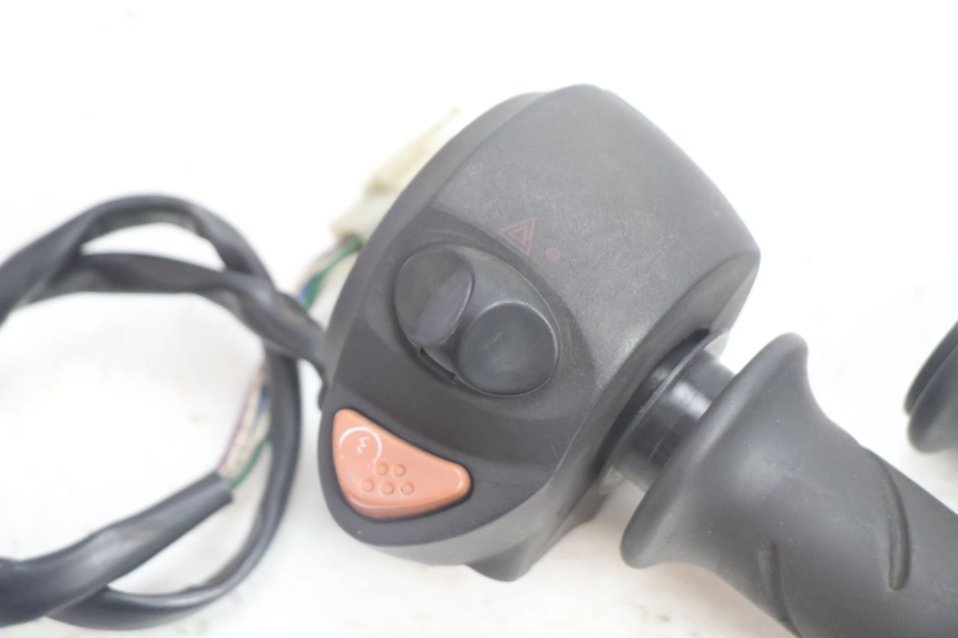 photo de RIGHT HANDLEBAR SWITCH PEUGEOT SATELIS 125 (2006 - 2009) - Component detail