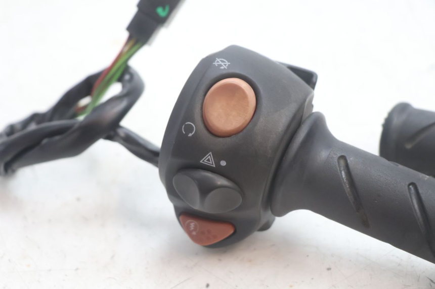 photo de RIGHT SWITCH PEUGEOT SATELIS 125 (2013 - 2018) - Zoom on usage condition