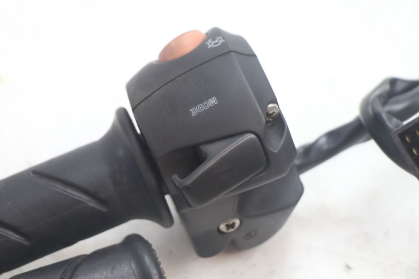 photo de RIGHT SWITCH PEUGEOT SATELIS 125 (2013 - 2018) - Technical close-up