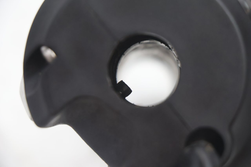 photo de RIGHT SWITCH PEUGEOT SATELIS 125 (2013 - 2018) - Fixing points details