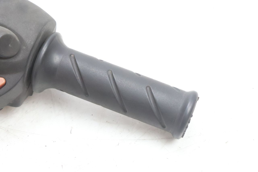 photo de RIGHT HANDLEBAR SWITCH PEUGEOT SATELIS 125 (2006 - 2009) - Zoom on usage condition