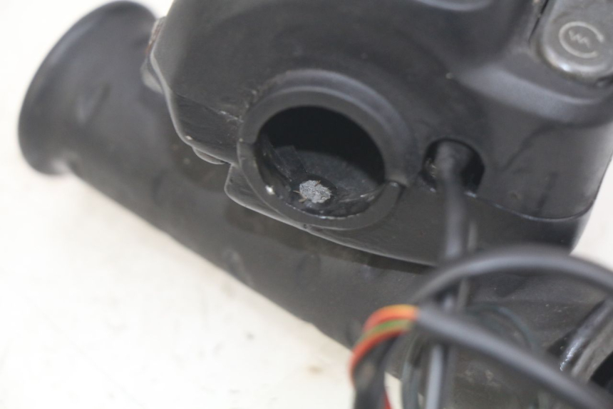 photo de RIGHT HANDLEBAR SWITCH APRILIA SCARABEO 100 (2003 - 2012) - Zoom on usage condition