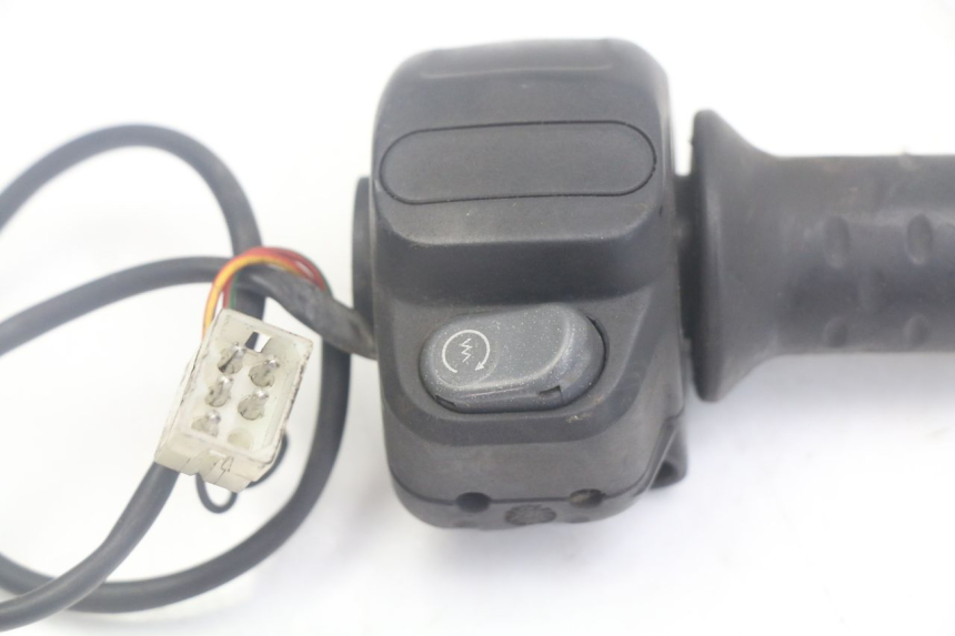 photo de RIGHT HANDLEBAR SWITCH APRILIA SCARABEO 100 (2003 - 2012) - Zoom on usage condition