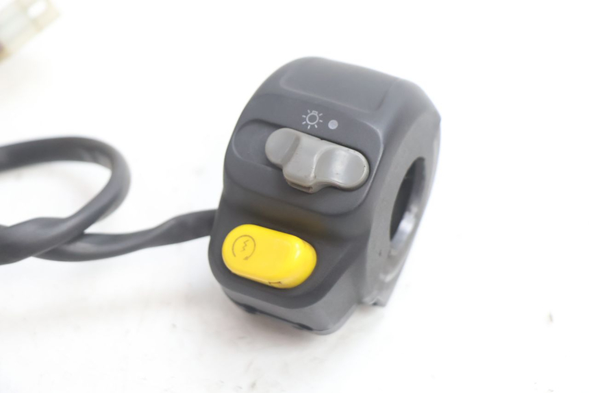 photo de RIGHT SWITCH PEUGEOT SPEEDFIGHT 2 AC 50 (2000 - 2009) - Component detail