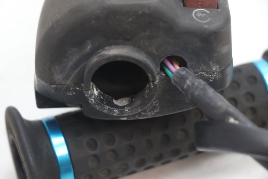 photo de RIGHT HANDLEBAR SWITCH PEUGEOT SPEEDFIGHT LC 50 (1996 - 2002) - Fixing points details